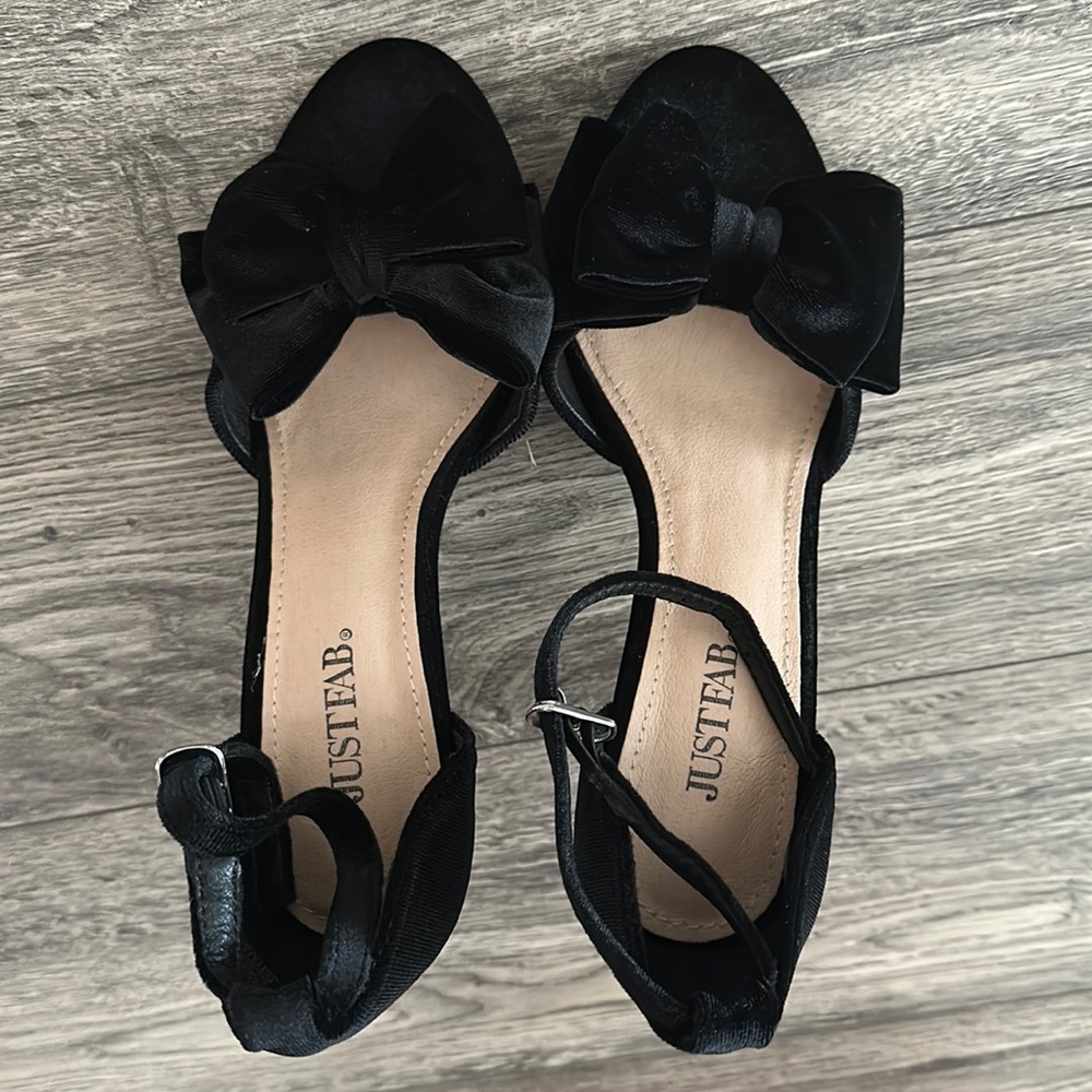 Black bow heels
